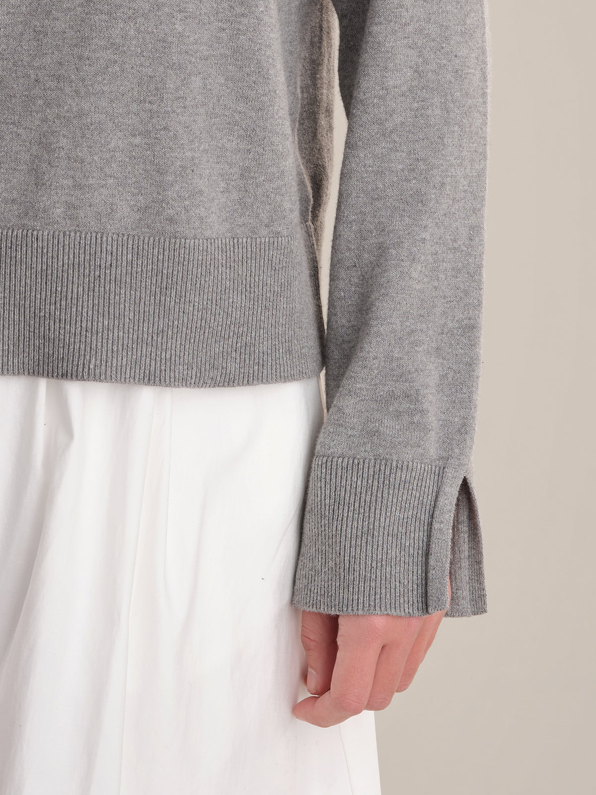 Maddi: V-Neck Collar Cotton Pullover